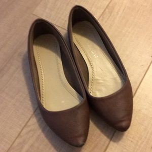 Elegant, classy maroon colored flats!